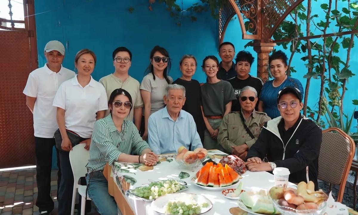 一年时间，霍启刚真把一句话变成了一张机票。2025年8月他在新疆考察时说要带家人