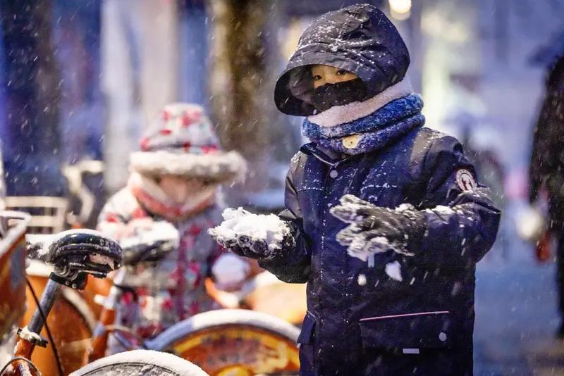 今年冬天的不同 今年冬天可太不一样了！全国大范围异常偏暖，1月平均气温较常年偏高