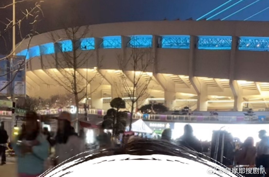 QQ音乐巅峰之夜红毯 ❌王俊凯蓝海之夜 ✅就连场馆外的人也只能看到蓝色王俊凯巅峰