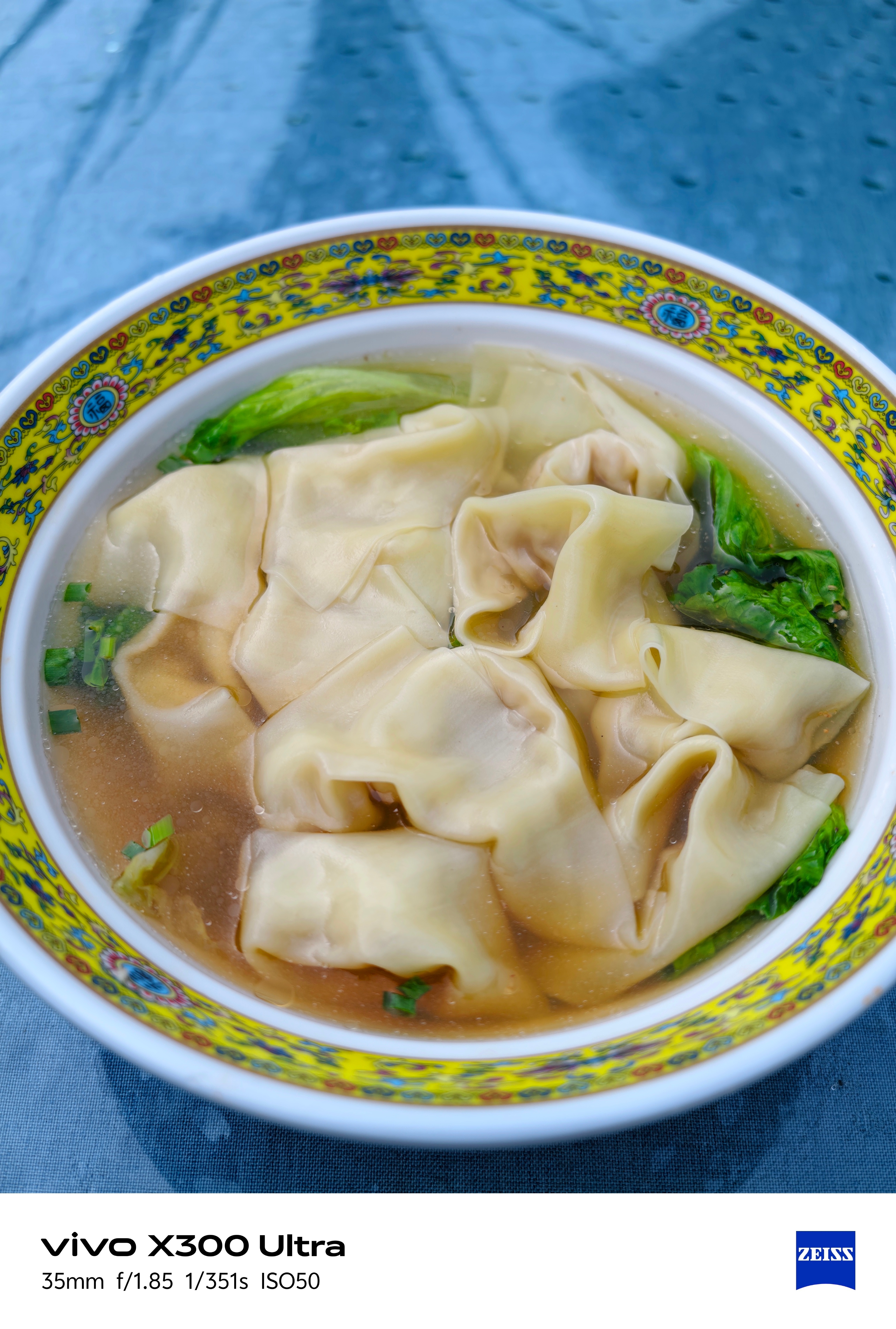 别人来成都都吃火锅吃兔头，我一个广东人却吃港式茶餐厅鸡扒饭，不辣的抄手之类的