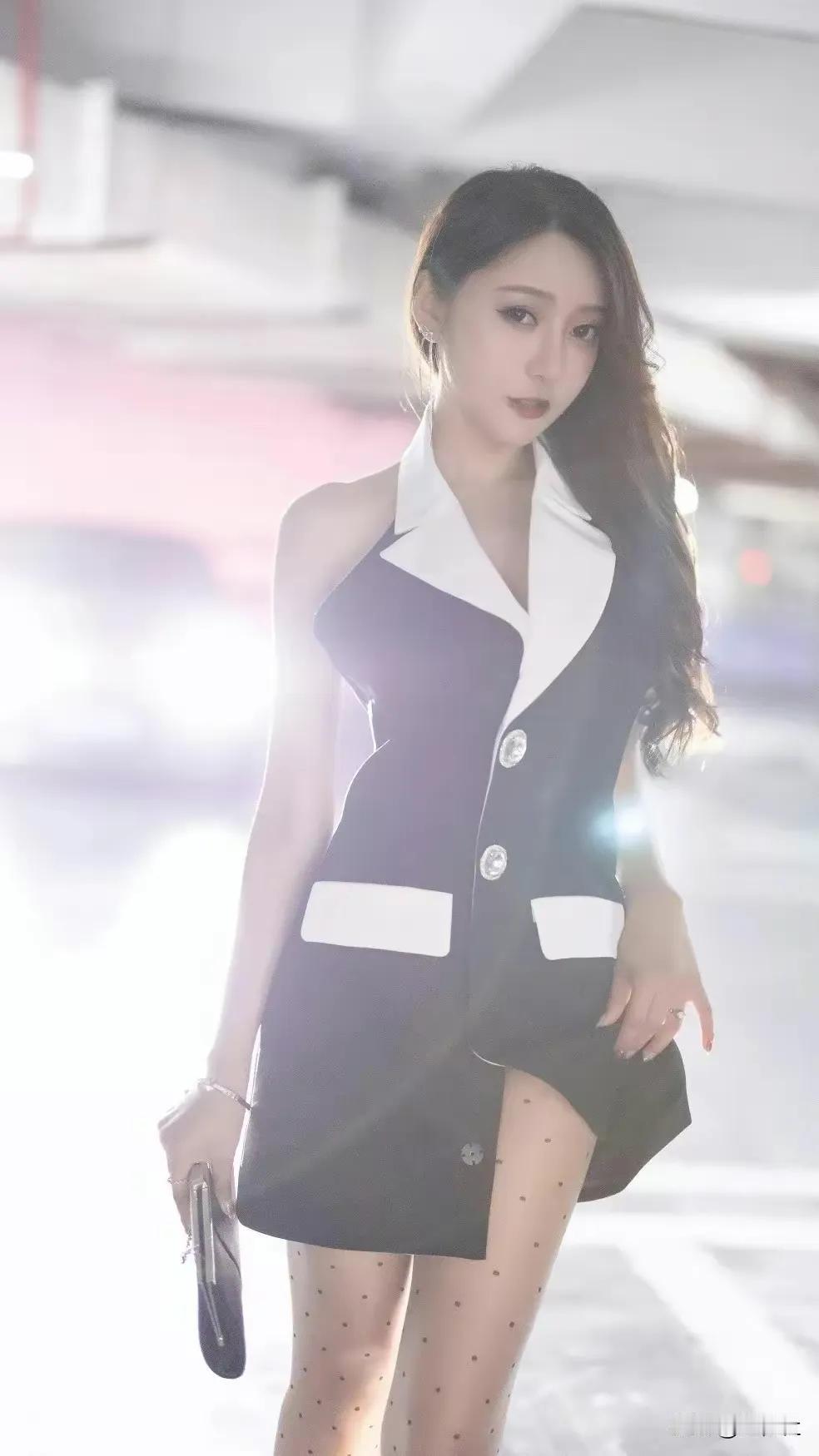 女神从一束光中走来