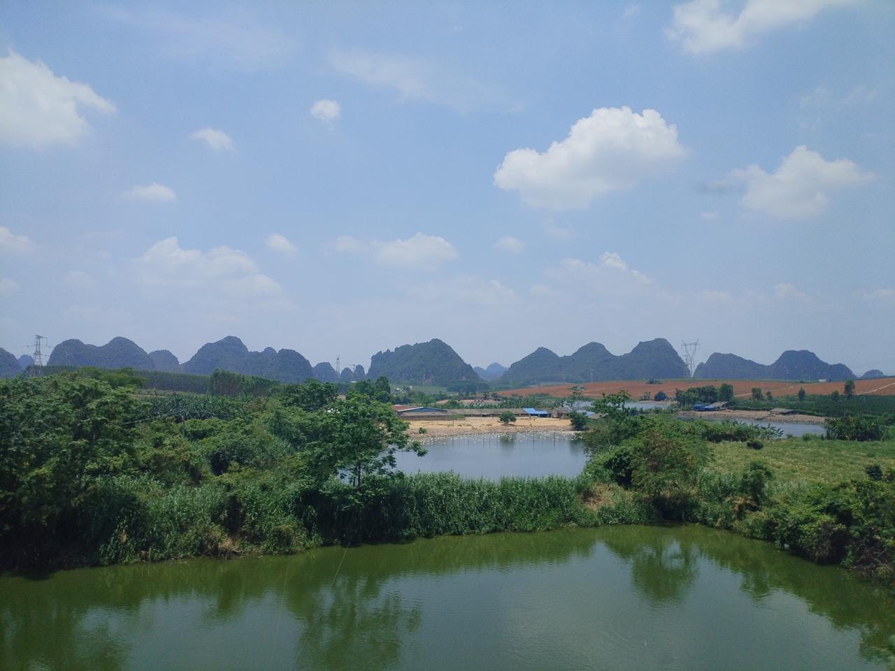 广西的农业条件特别好，属于喀斯特地貌发育的晚期，常见的地貌是一圈峰林围绕着一大片