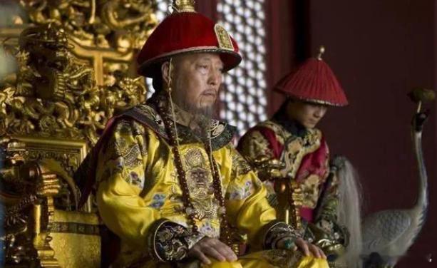 历史 乾隆年间，一场殿试上，一位进士刚报出自己的姓氏，乾隆便愤怒下令：“把他轰出
