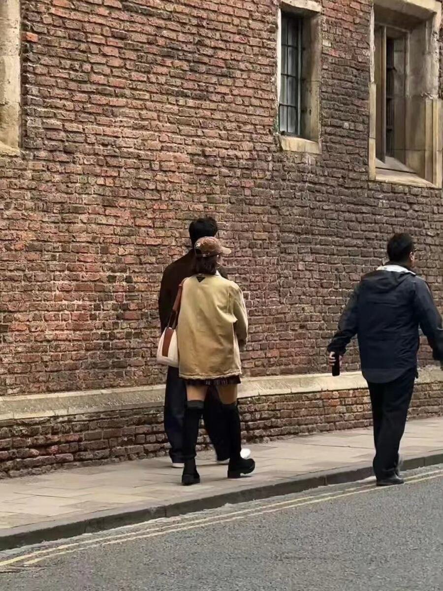 马龙和老婆夏露漫游康桥被偶遇，像在拍恋综，享受独属他们的浪漫 