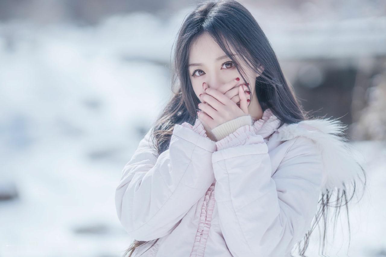 冬日的风裹着雪粒，把世界揉成一片温柔的白。窗外是落雪的枝头，窗内是暖光与绒绒的软