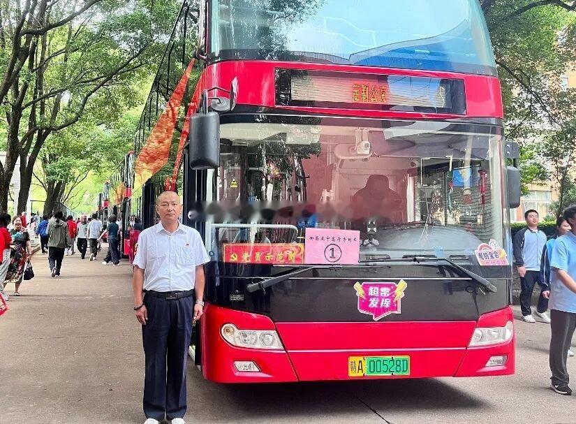 【英雄城交通•公交 | “红色双巴”再出发 满载祝福送考忙】南昌高考英语 六月南