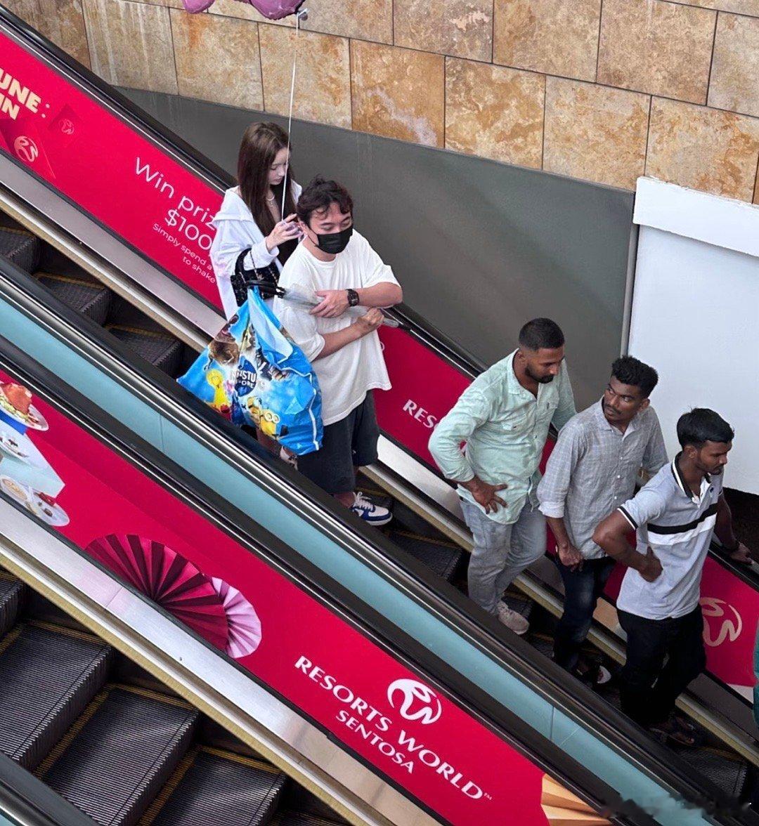 王思聪懒懒香港过年 