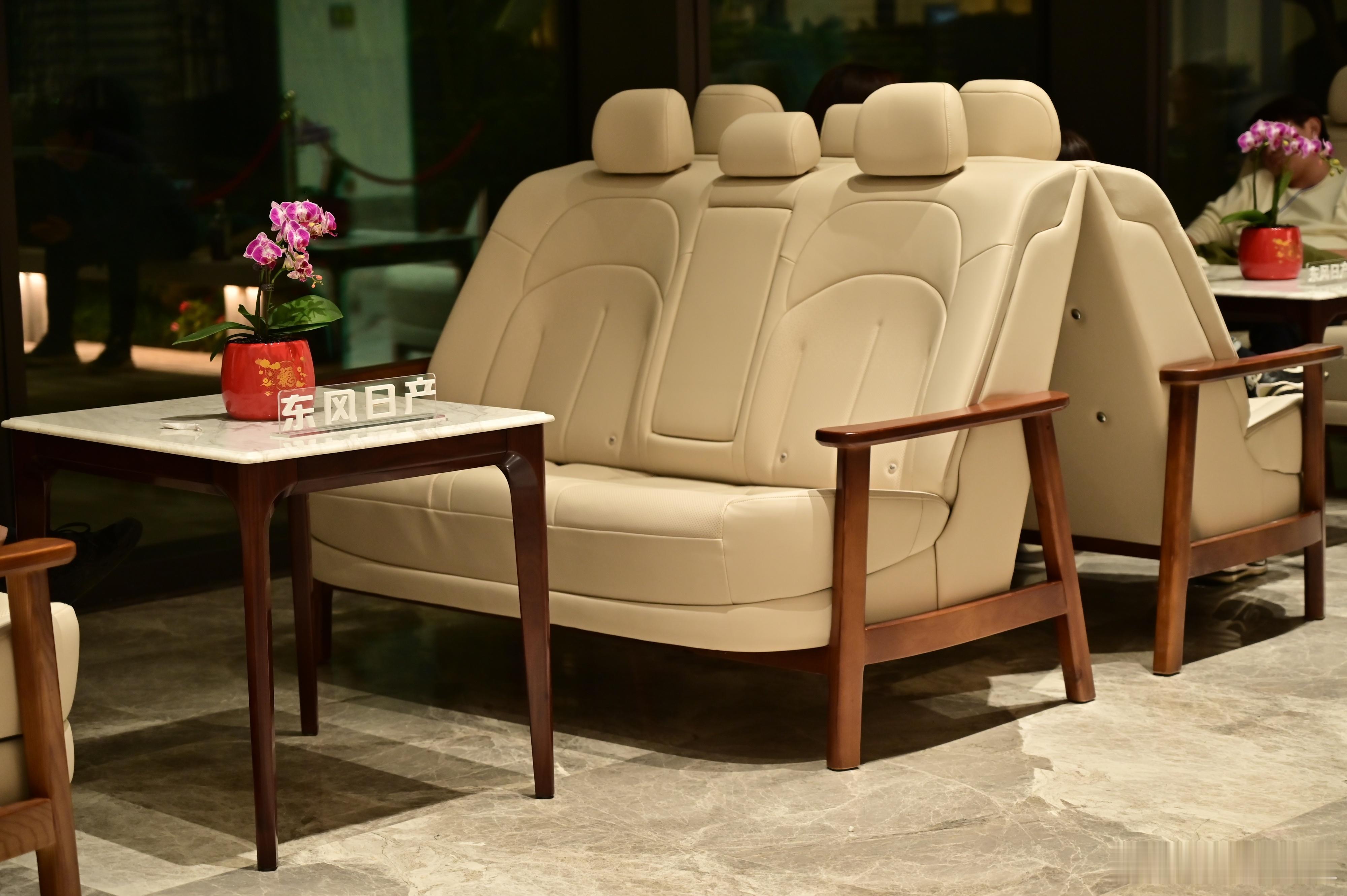 N6这个发布会现场唯一的感觉就是沙发、沙发、沙发……东风日产可以说真的太聪明了，