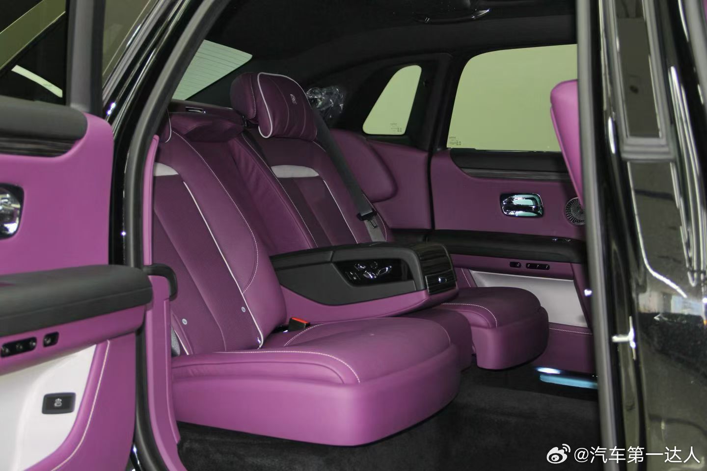 真正的顶级，从来不是张扬，而是从容。坐进后排，才懂什么叫不被打扰的体面。21年劳