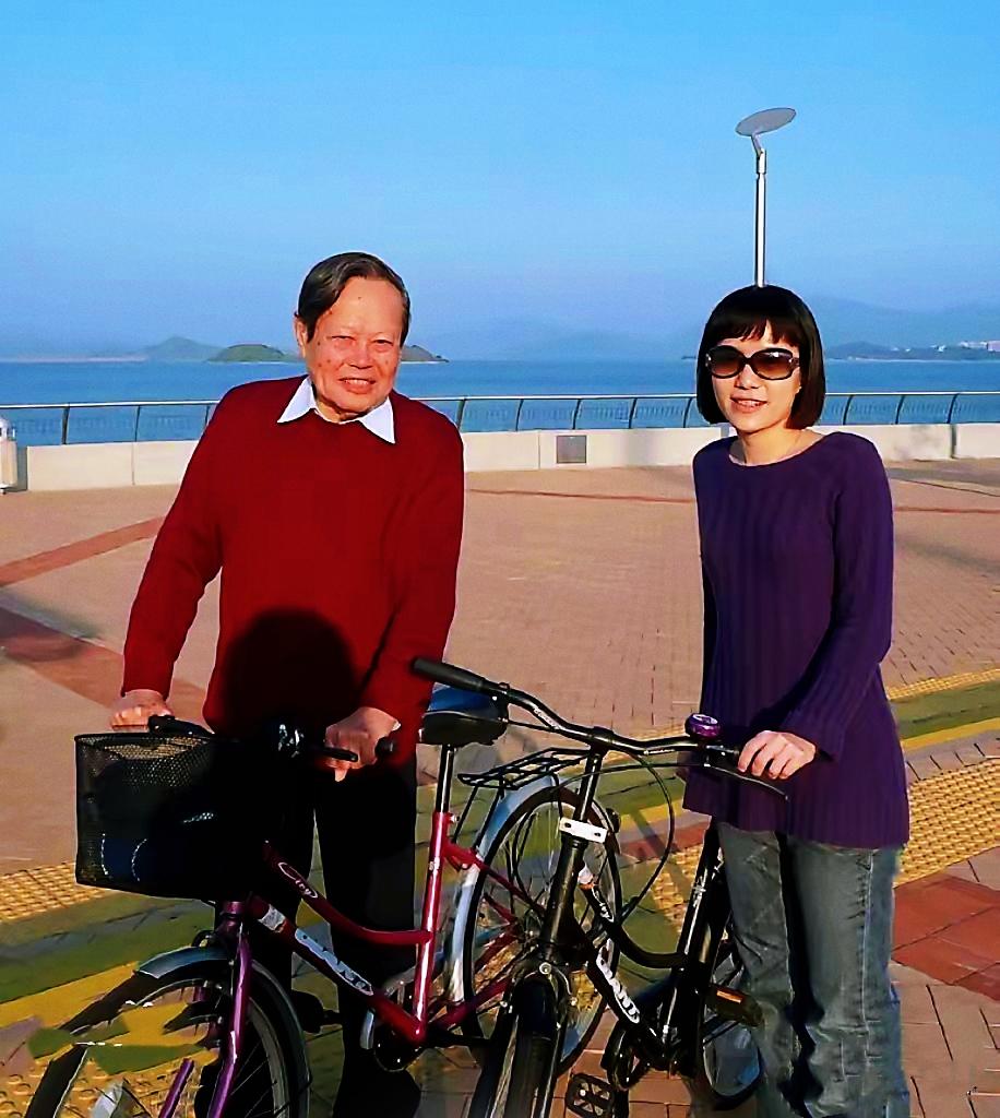 翁帆这21年的陪伴，早把质疑熬成了敬佩。
 
当年28岁的她嫁给82岁的杨振宁，