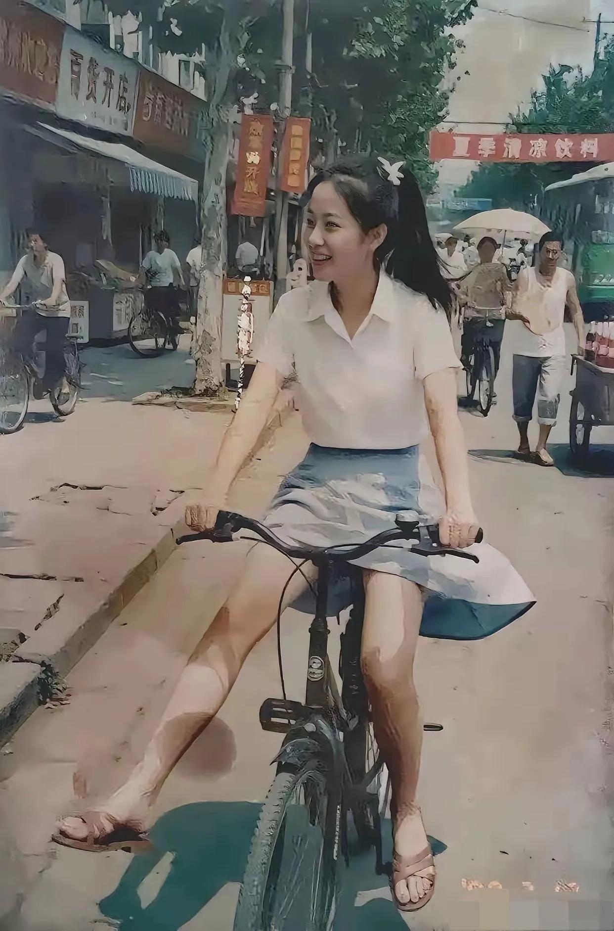 这是拍摄于九十年代的一张照片，无滤镜无美颜，这才是纯真天然的大美女！