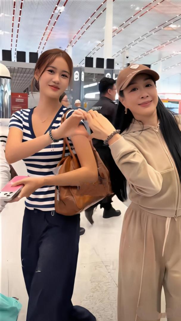钟丽缇和女儿考拉现身北京机场，考拉又清纯又美丽，简直就是复制粘贴了妈妈的容貌。钟