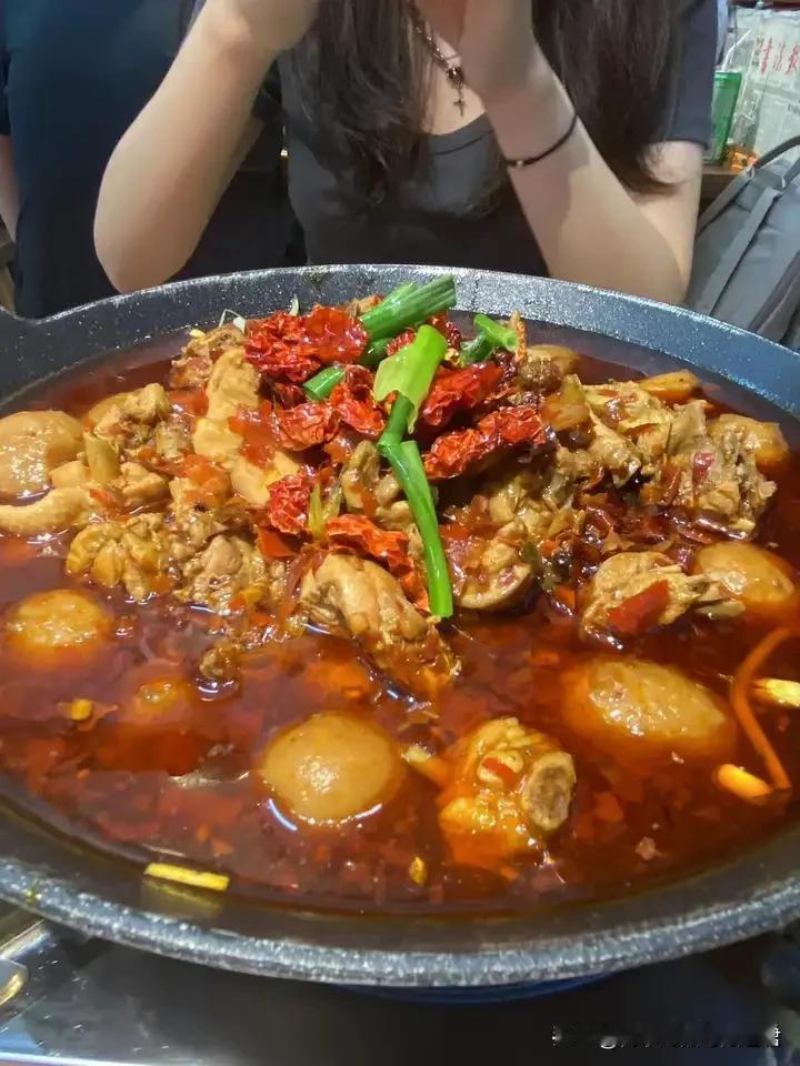 朋友的饭馆开业，去试吃了一下，这一锅烧鸡煲168元，是不是看上去蛮多的？实际上，