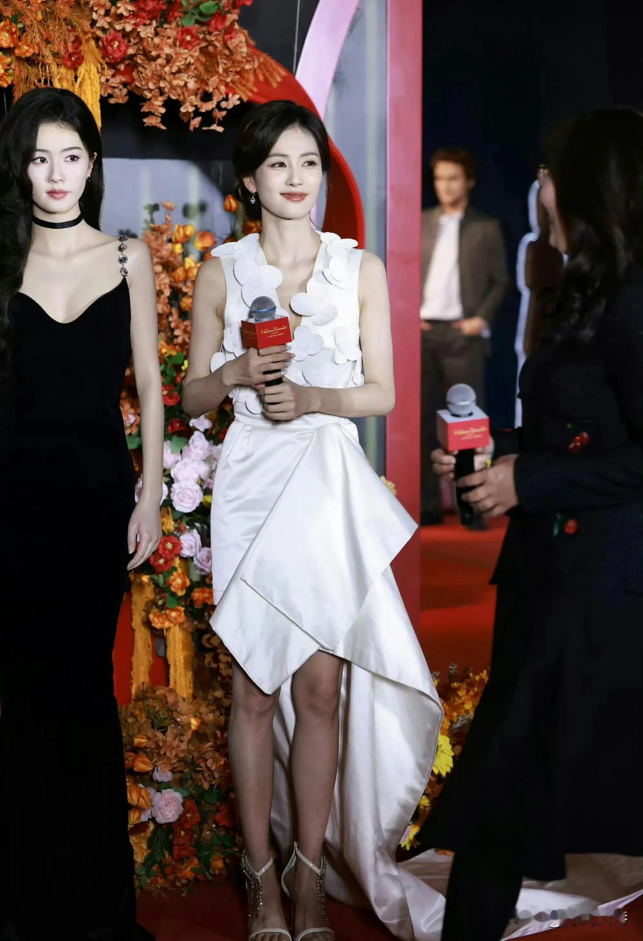 白鹿的美，清新甜美，优雅知性。笑起来的她，就像春日阳光一般灿烂明媚。温暖人心。