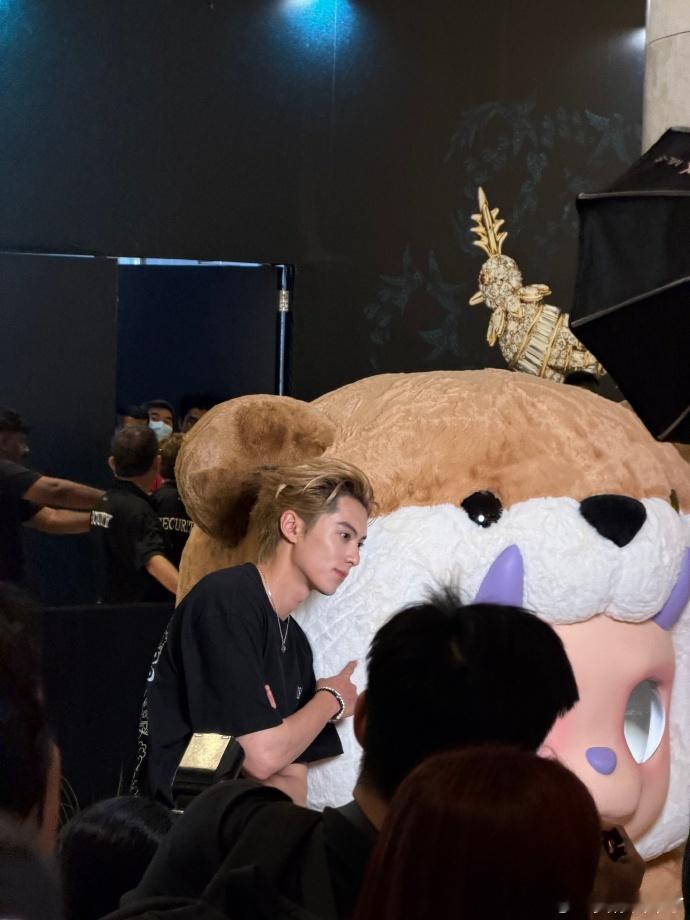 王鹤棣新加坡线下生图生图鉴定机王鹤棣又来了，新加坡活动无修图依旧稳定发挥，颜值能