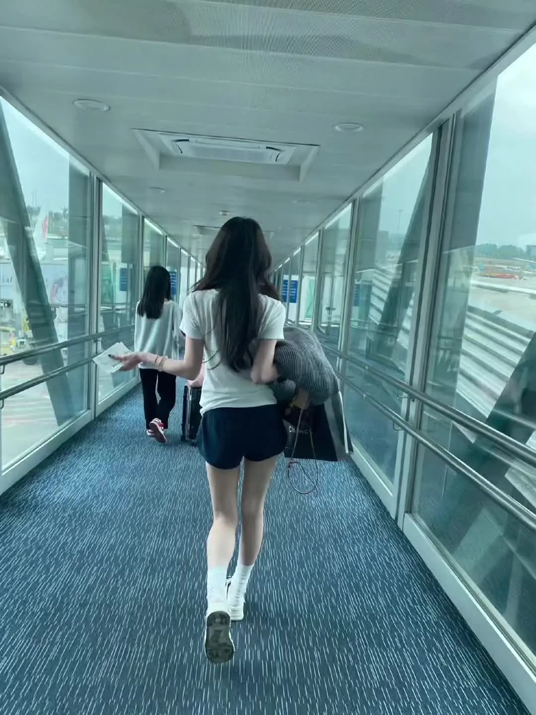 我看着你背影 想开口