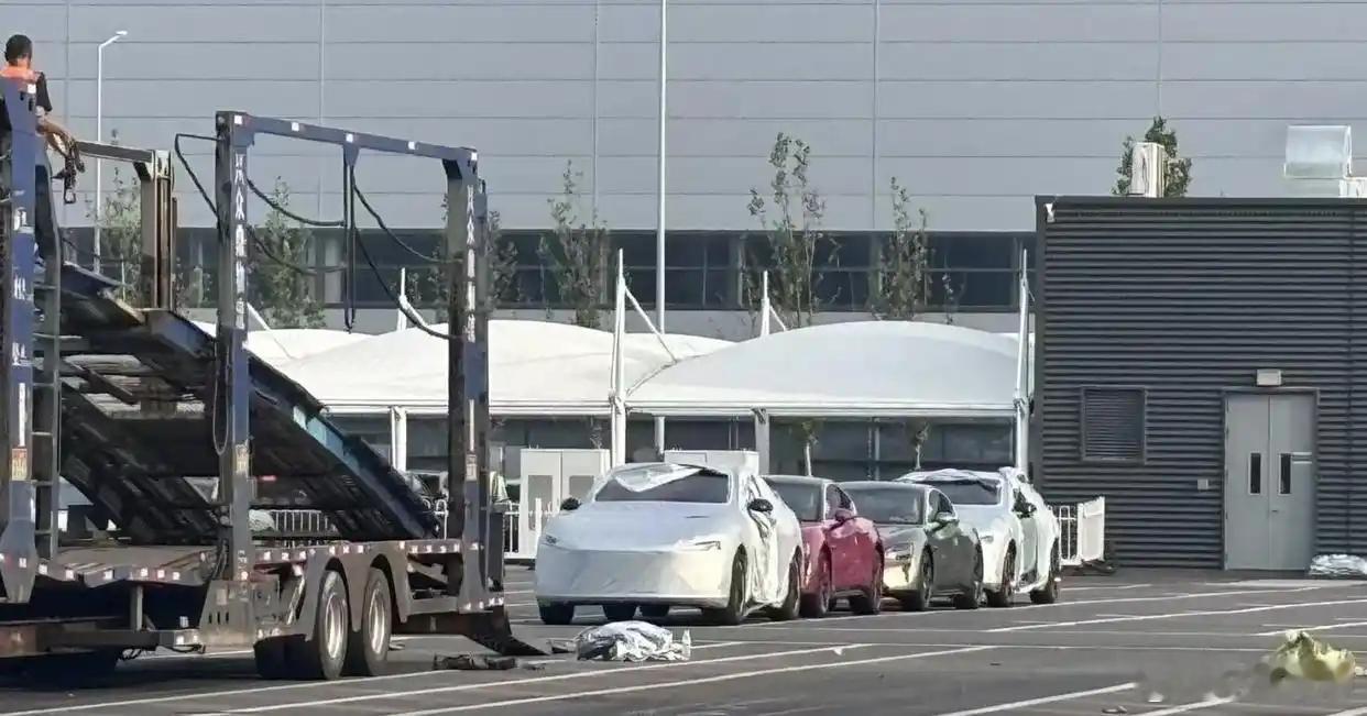 小米汽车内部人员称YU7即将投产 这里说的是二期项目即将投产。现在出来的小米YU