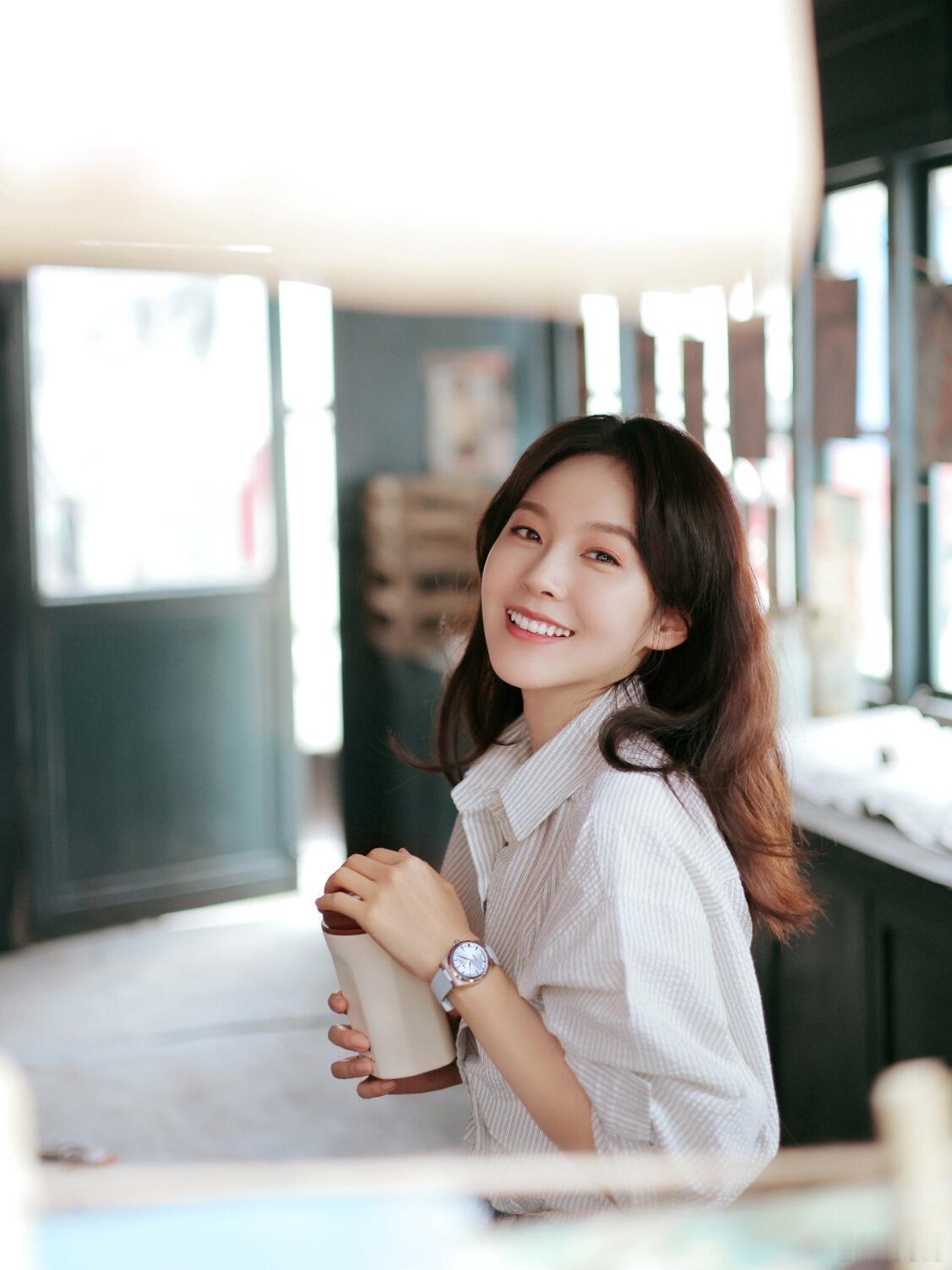 张佳宁的身上，有一种让人难以抗拒的魔力，那便是优雅与少女感的奇妙共生。她可以像邻