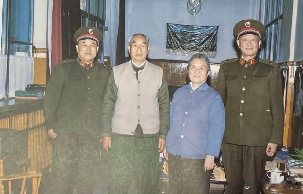 这张珍贵老照片，定格了李德生、张震两位将军探望徐向前元帅的温情瞬间。
屋内氛围质