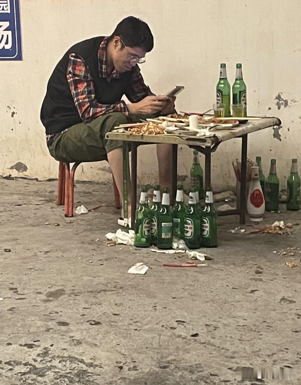 看看，这小伙子的酒量算什么段位？