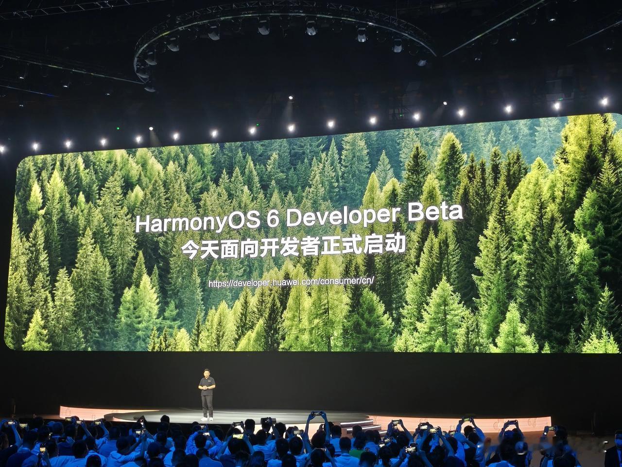 小艺字幕双语翻译真是又快又准

另外今天华为正式宣布HarmonyOS6启动开发
