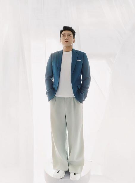 王耀庆情商 王耀庆调侃钟楚曦：“又来到ELLE的盛典上面，想要抢..抢..抢着给