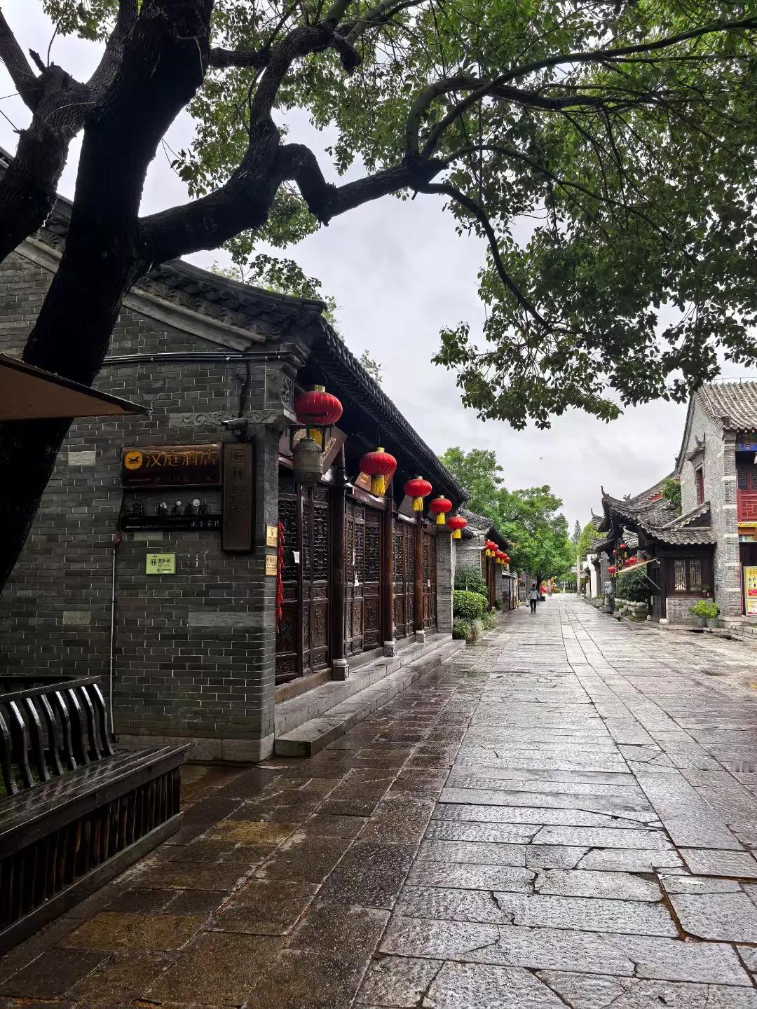 我打江南走过，青石的街道向晚，​达达的马蹄是个美丽的错误，我不是归人，是个过客​
