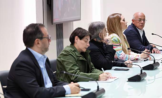 委内瑞拉变天，副总统召开新朝第一次会议！

参会的人，一个个心怀鬼胎，活像一出喜