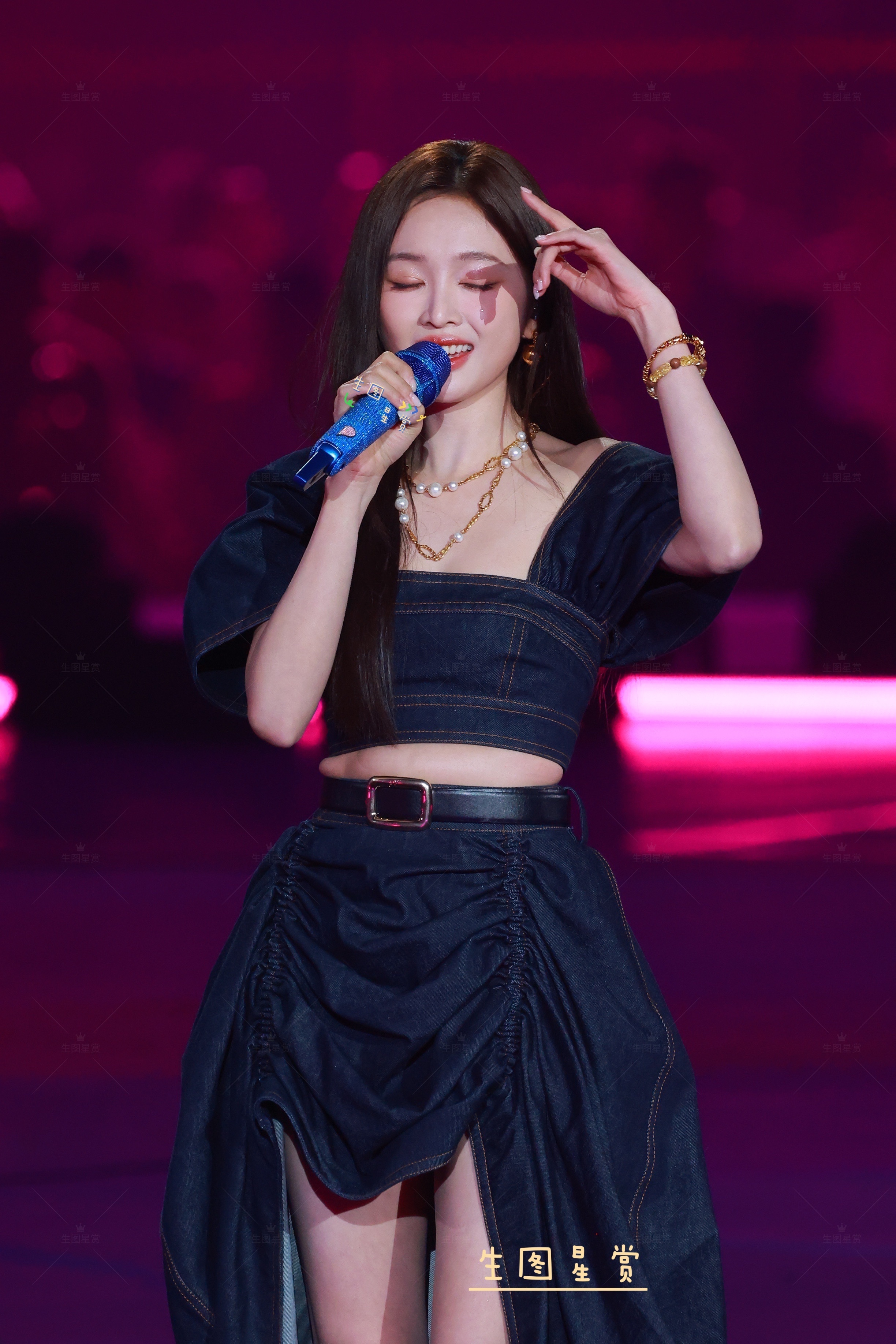 吴宣仪中国电影120周年活力之夜 舞台上活力闪耀的吴宣仪🎵 