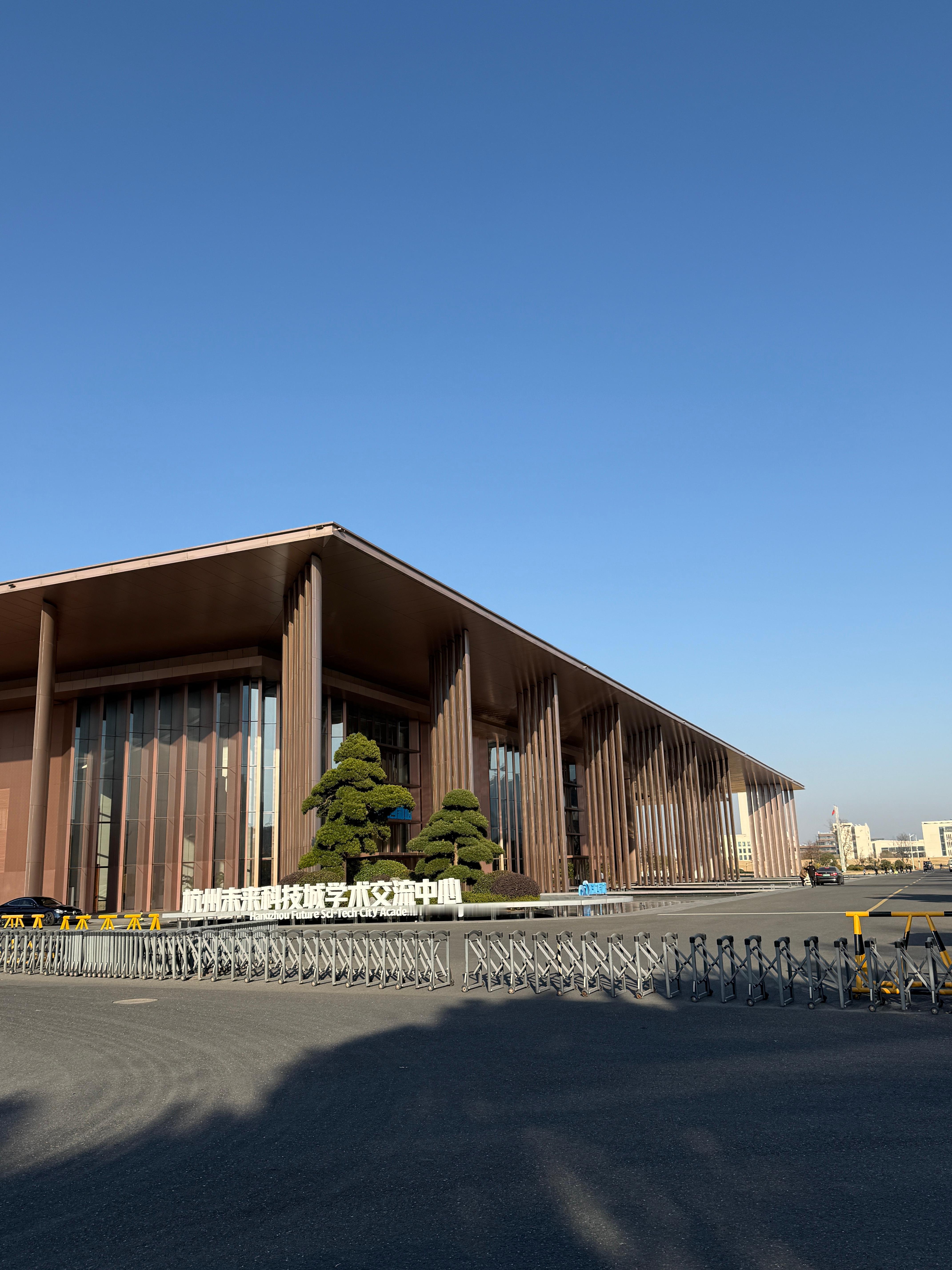 直到今天才发现梦想小镇旁边有这么大一块空地 能带娃、遛狗、露营、晒太阳、飞无人机