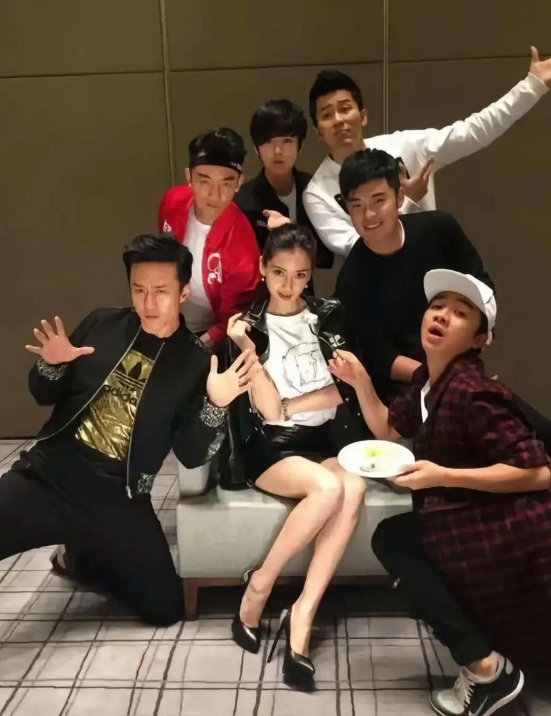 哇哦，这张照片中的杨颖才是被众星捧月哈！

画面中的杨颖真是神清骨秀，莹洁如玉，