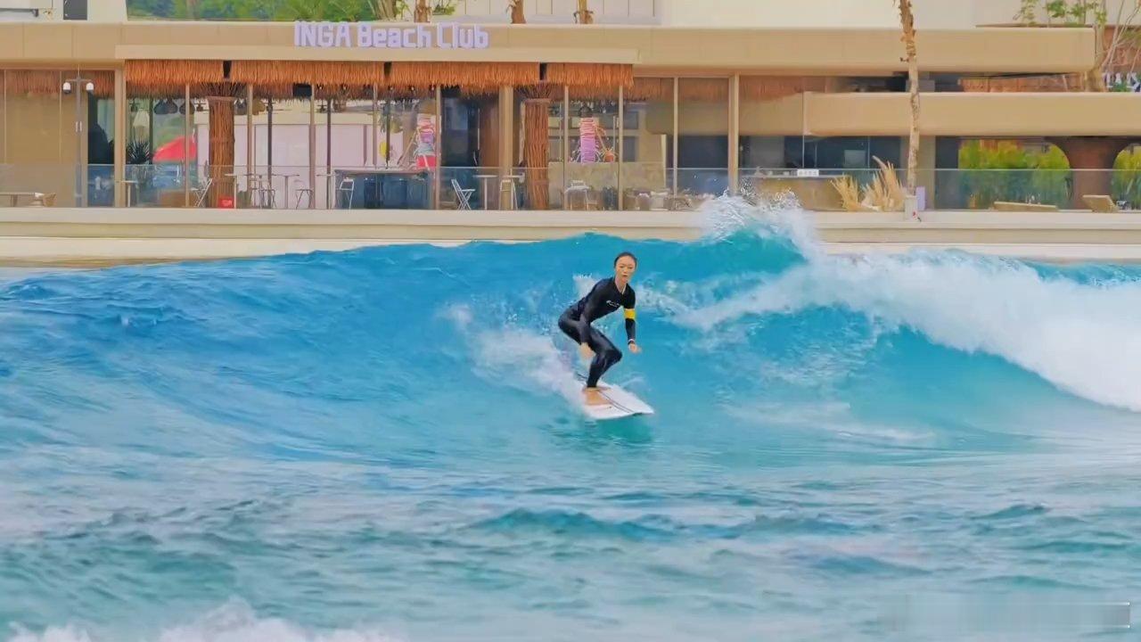 吴谨言吴谨言假期库存清空吴谨言滑板冲浪站起来了 小吴的假期库存清空✅ 入门换了六