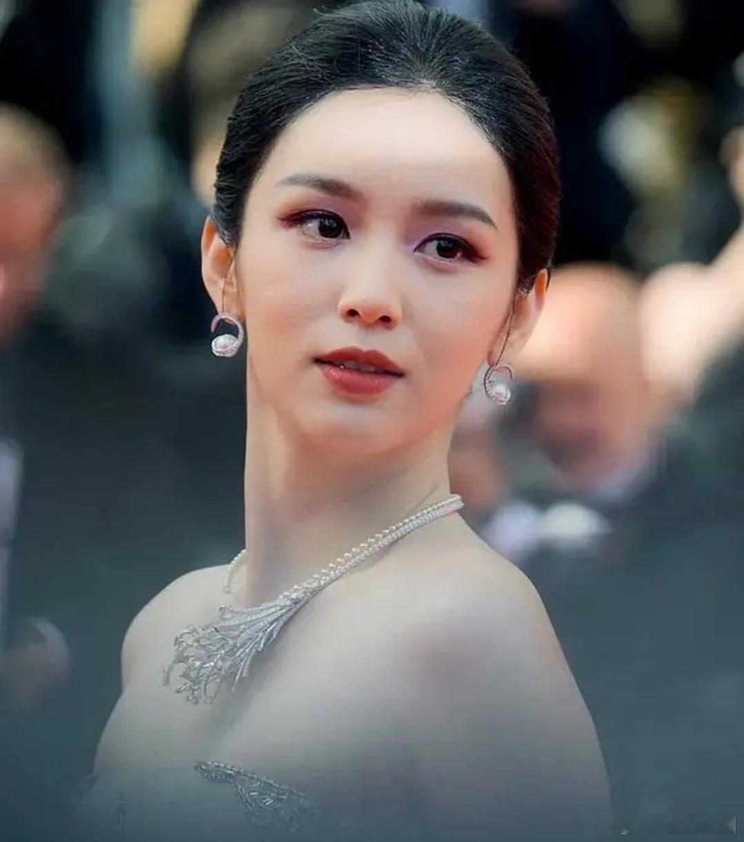 周也这妆画的不合适 下次换个化妆师 