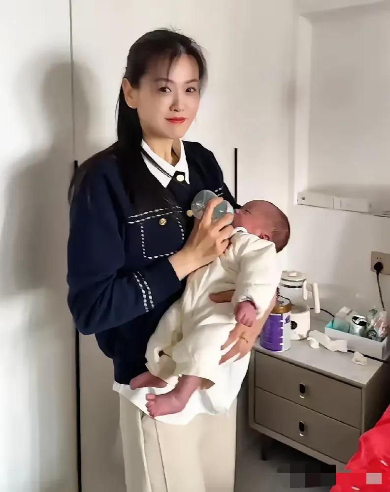 又开眼了，写抱娃娃的女人可不是孩子妈，她是孩子奶奶！

不是长得多年轻，是她本身