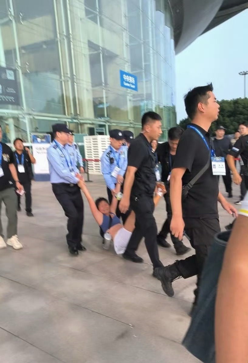 笑死！五花大绑！据多位现场观众反映，上海大师赛今日出现令人瞠目的一幕：一位携带混