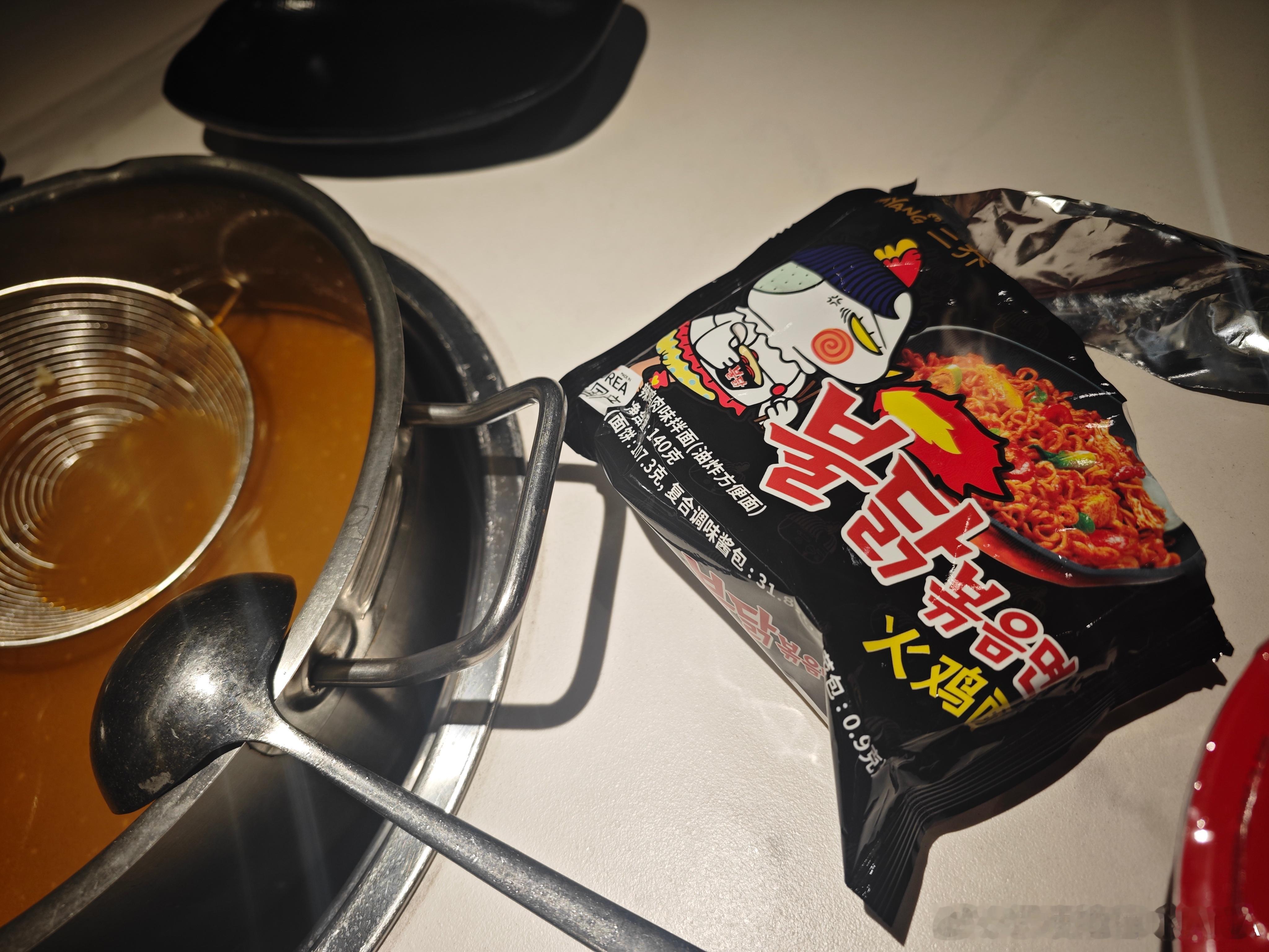 回湖南舅舅家玩，晚上带一家人到酒店附近找点吃的，发现附近的湖南饭馆全关门了，就近