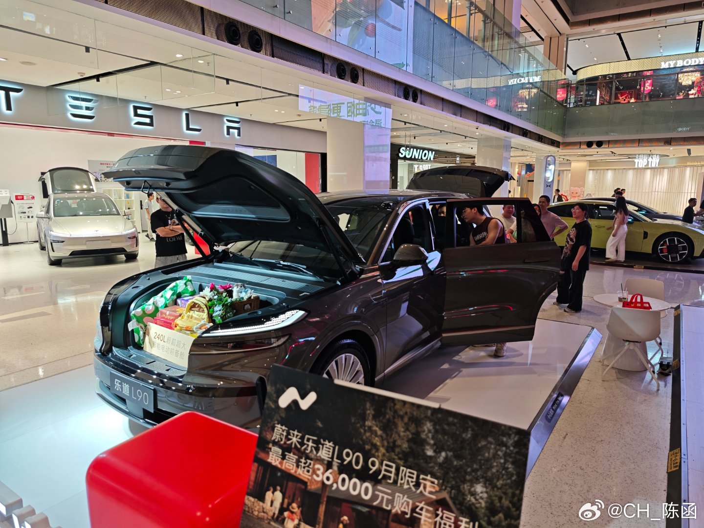 你蔚也是好起来了！都这个点了，商场都要关门了，蔚来和乐道的展台还陆续有用户来看。