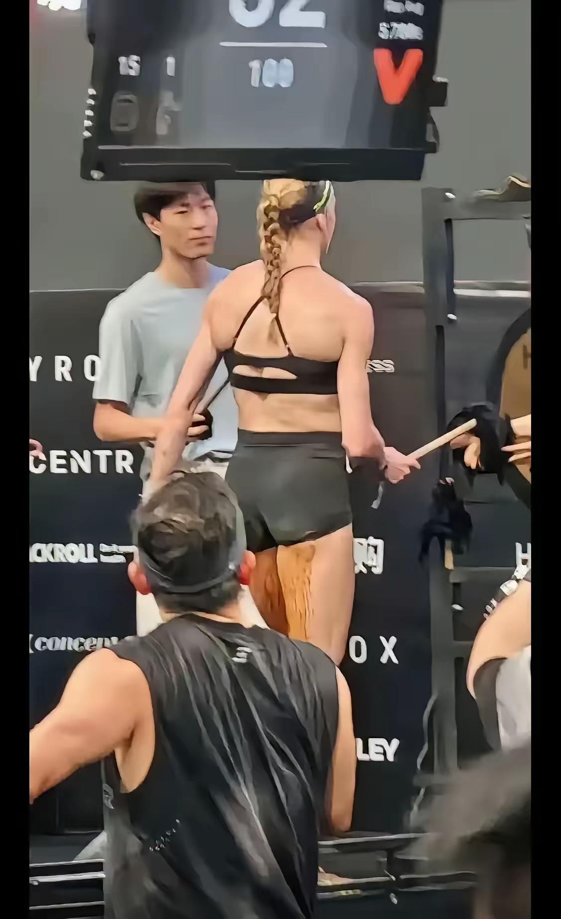 我就不明白这个澳大利亚的女选手是怎么做到，一边赛跑一边拉屎粑粑的，最后还获奖了。