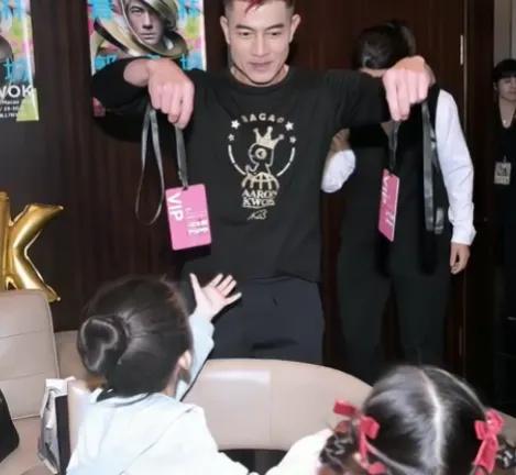 这是目前我看见名星孩子里面颜值最高的了[赞][赞]说明她老婆没整容，看看大女儿跟