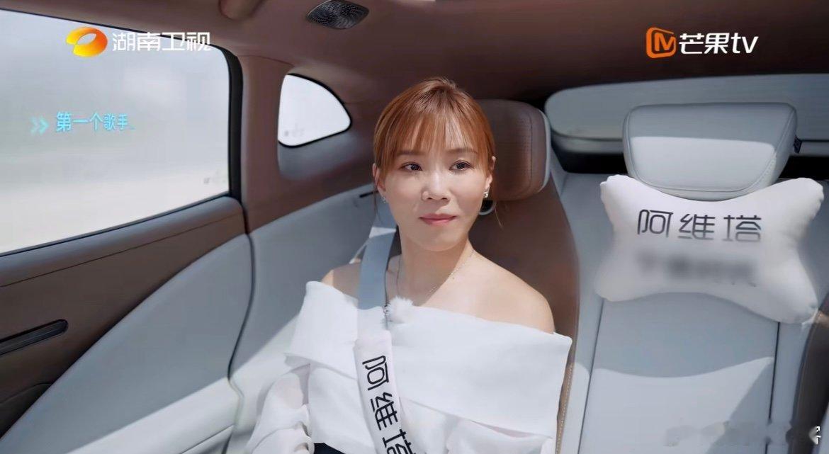 李佳薇[超话]李佳薇说陈楚生很会讲故事 他唱歌时像在把心事拆成碎片，又用旋律一片