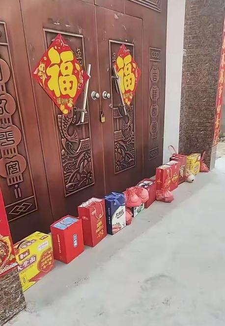 🌙河南，大年初二，舅舅舅妈为了躲避外甥外甥女们来拜年，直接将大门紧锁，一家人外