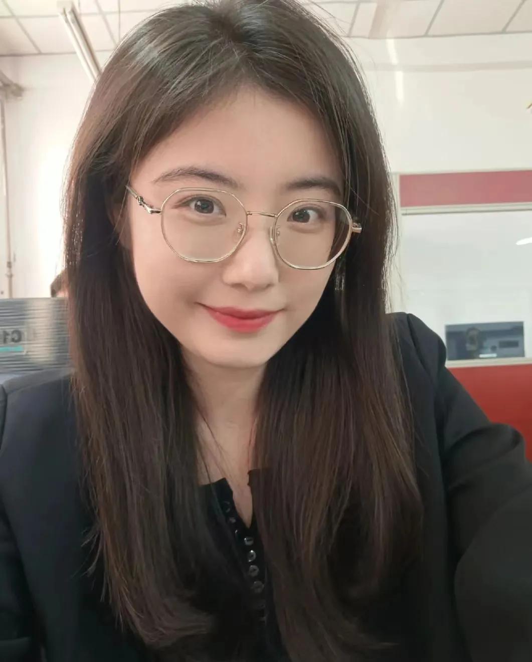 小莉，一个年过三十的独立女性，心中涌动着对爱情的渴望。曾经，她以为时间会为她筛选