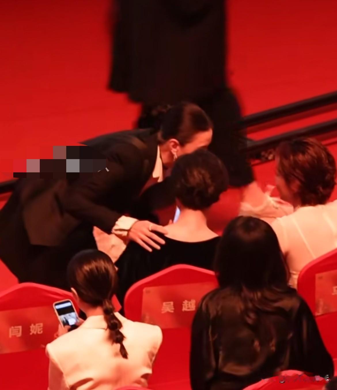 合照也没有闫妮！[酷拽][酷拽]
他们是师姐妹关系，谁得奖都一样……
闫妮后面颁