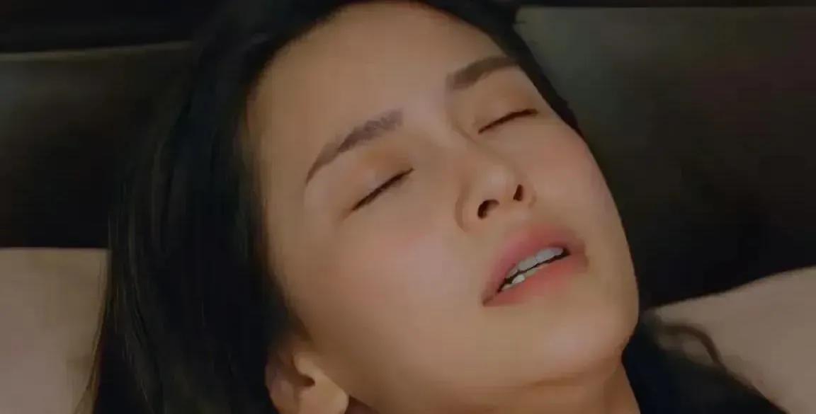 杨颖的演技，绝对是演艺圈的一大亮点！观看她的表演，就像是在欣赏一部教科书般的经典