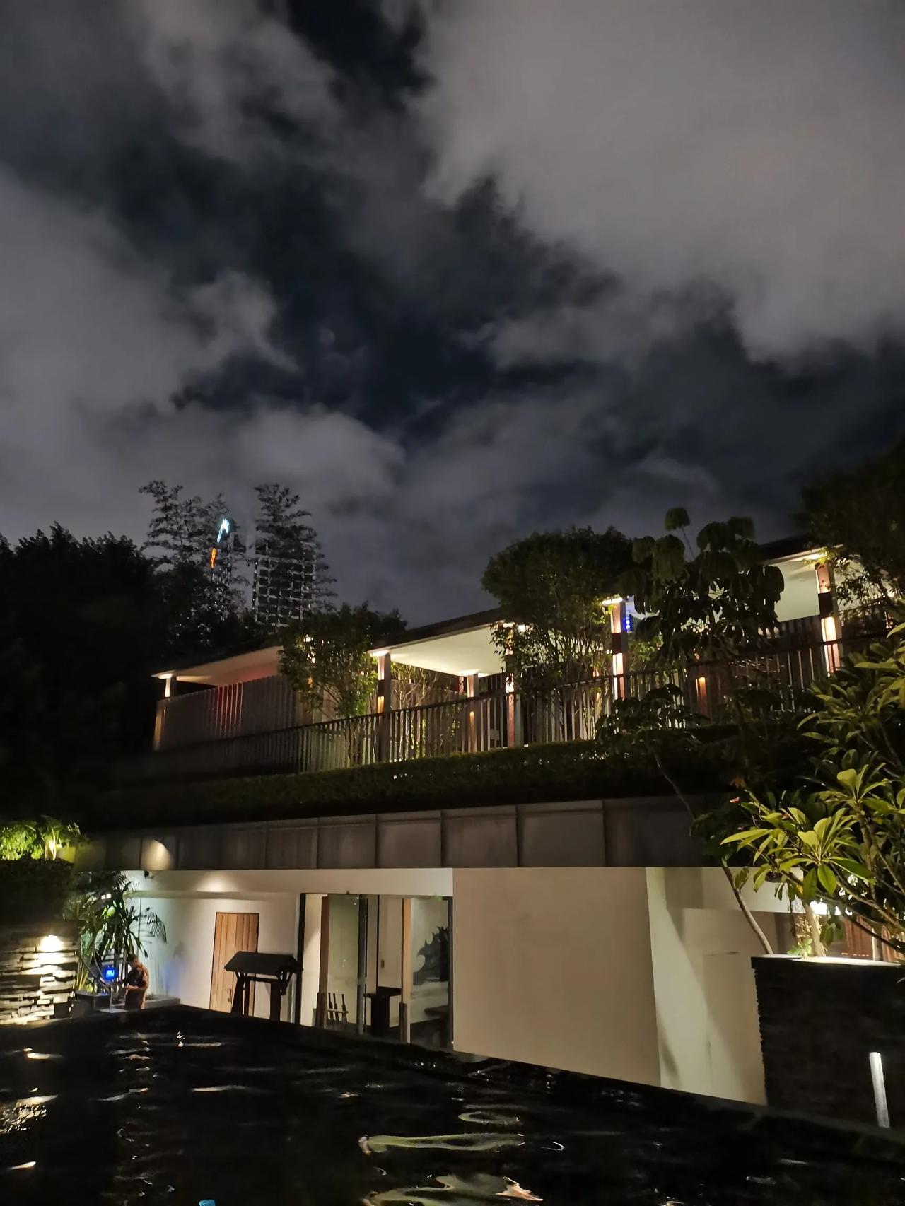 在台风“山陀儿”即将造访的前夕，天空已悄然酝酿着风雨的前奏，而此刻，我选择躲进一