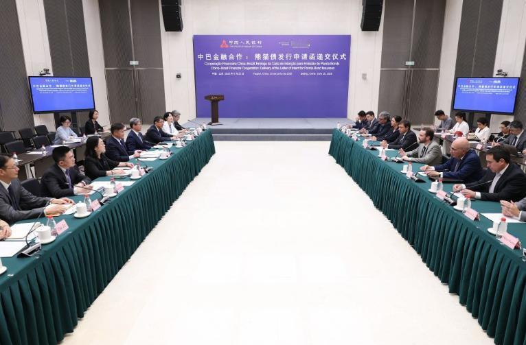 外资大鳄们总算找着了一个全球独一档的 "新路子"：从中国借钱，往全球花。

这事