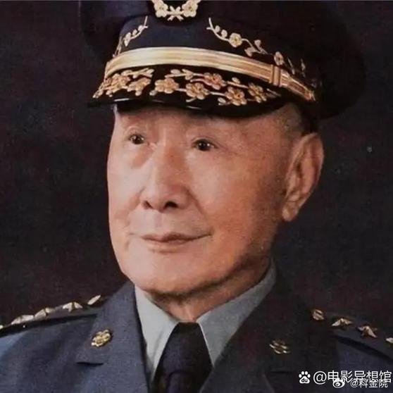 《令人费解的是，刚和一位研究近代史的朋友吃饭，他压低声音跟我说：当年很多人能谈，