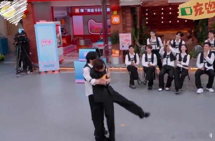 丁程鑫把何炅抱起来转圈 何炅把丁程鑫气到满场跑 哇哦，何老师“邪恶栀子花”上线，