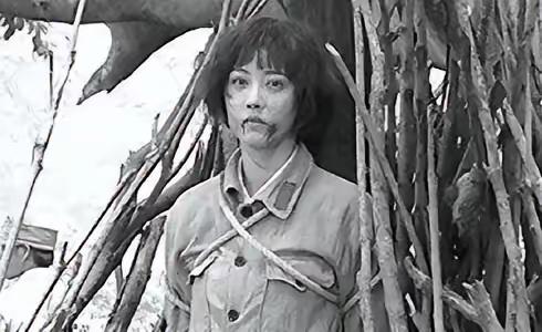 1937年，15岁女红军被敌人抓住，正要被砍头时，一名敌军官走过来，摸摸她的脸：