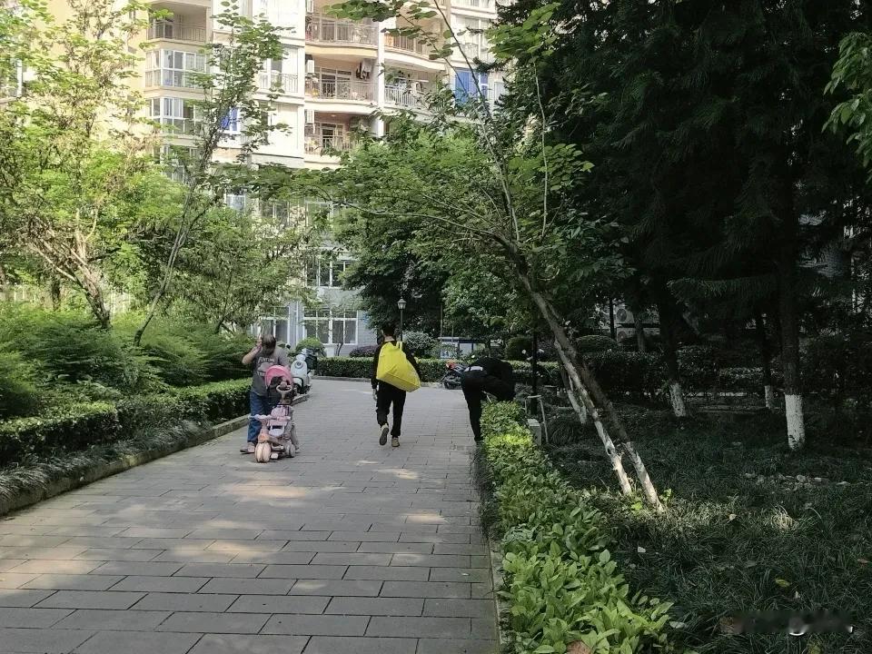 我是万州的。跟着女儿来到重庆。现在住在渝北区枫桥水郡。别看这个小区是步梯房。但房